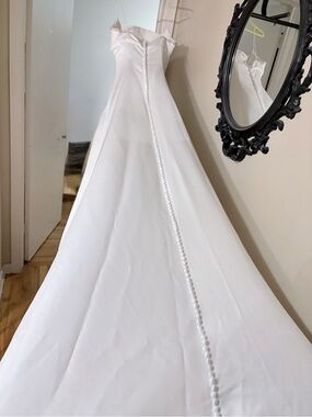 Elegant White Wedding Gown with Button-Back Train Size 8 Alfred Angelo
